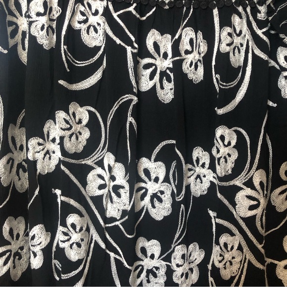 Livi Los Angeles Crochet Embroidered Lace Black and White Floral Boho Hippie Top - Picture 5 of 13